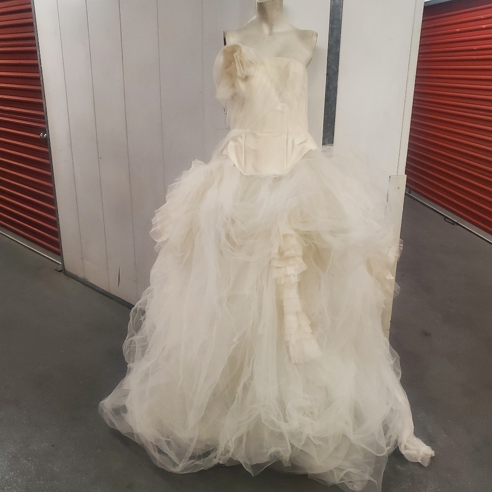 Vera Wang Jocelyn Sexy Strapless Tulle White Peplum Ball Gown Wedding Dress 6 /8